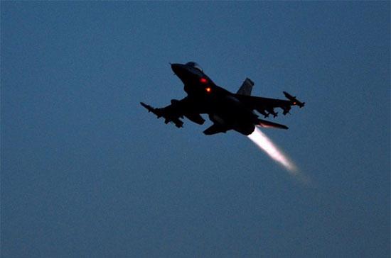 Máy bay tiêm kích F-16 của Mỹ cất cánh trong chiến dịch không kích Lybia - Ảnh: Getty.