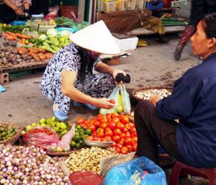 Thời gian gần đây, sau đợt mưa lụt đầu tháng 11, các loại rau, củ từ Trung Quốc đã ồ ạt vào Việt Nam.