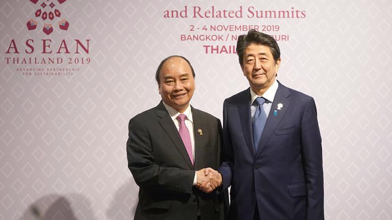 Thủ tướng Nguyễn Xuân Phúc và Thủ tướng Nhật Bản Shinzo Abe tại Bangkok, Thái Lan ngày 4/11 - Ảnh: VGP.