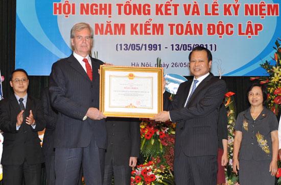 Ian Lydall, Chủ tịch HÐQT PricewaterhouseCoopers Việt Nam, là kiểm toán viên nước ngoài duy nhất nhận giải thưởng cá nhân.