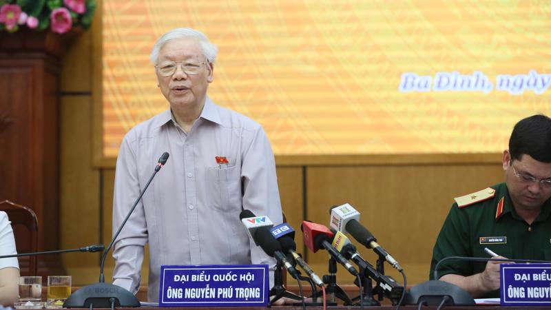 Tổng bí thư, Chủ tịch nước Nguyễn Phú Trọng lắng nghe ý kiến cử tri - Ảnh: NT 