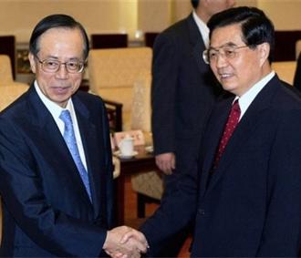 Chủ tịch Trung Quốc Hồ Cẩm Đào (phải) và Thủ tướng Nhật Bản Yasuo Fukuda.