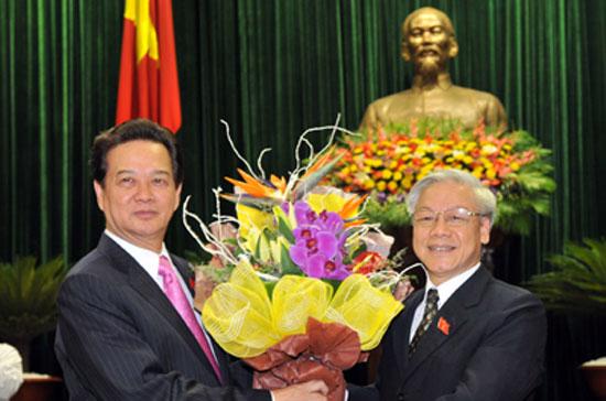 Tổng bí thư Nguyễn Phú Trọng chúc mừng Thủ tướng Chính phủ Nguyễn Tấn Dũng - Ảnh Chinhphu.vn.