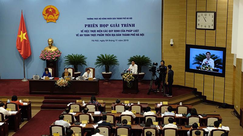 Chủ tịch UBND thành phố Hà Nội Nguyễn Đức Chung phát biểu tại phiên giải trình.