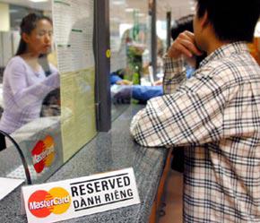 Hệ thống ngân hàng thương mại cổ phần Việt Nam hoạt động chủ yếu là bán lẻ - Ảnh: Việt Tuấn.