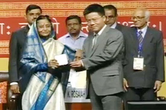 Giáo sư Ngô Bảo Châu nhận huy chương Fields từ Tổng thống Ấn Độ Pratibha Patil.
