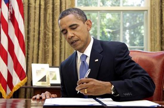 Tổng thống Mỹ ký thành luật việc khôi phục trợ cấp thất nghiệp - Ảnh: AP.