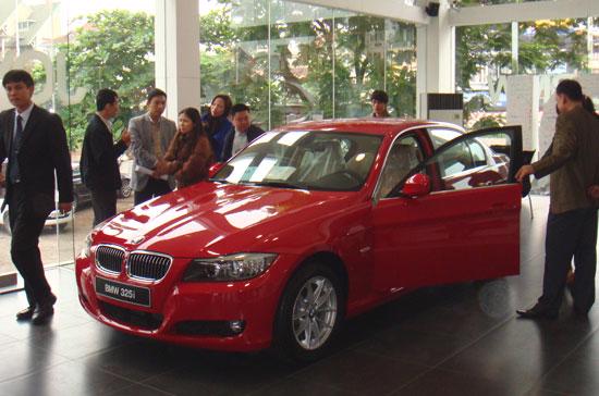 Giá USD tăng cao so với VND góp phần khiến các doanh nghiệp hạn chế nhập khẩu ôtô.