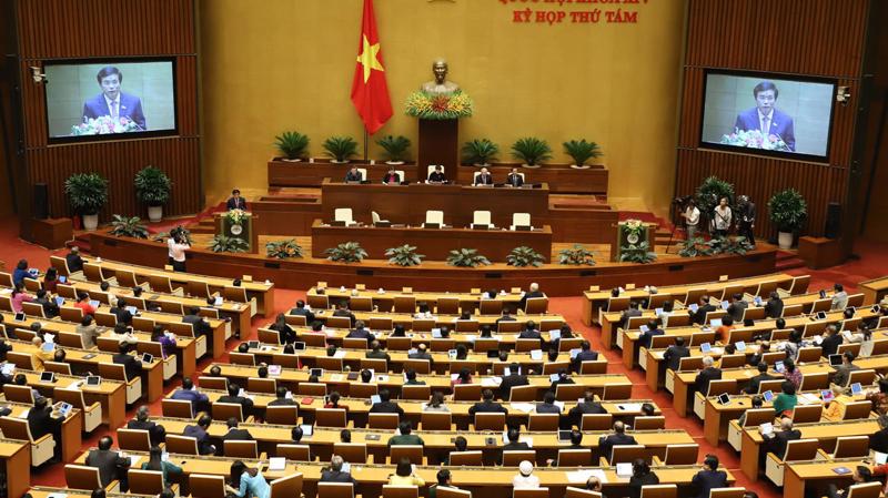 Tổng Thư ký Quốc hội Nguyễn Hạnh Phúc trình bày báo cáo giải trình, tiếp thu và chỉnh lý dự thảo nghị quyết về hoạt động chất vấn tại kỳ họp thứ 8 - Ảnh: Quang Phúc 