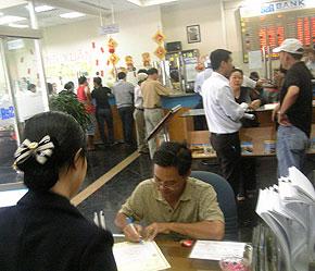Lượng khách gửi tiền tại SeABank (chi nhánh Tp.HCM) tăng mạnh trong những ngày vừa qua.