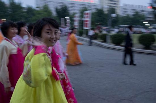 Các cô gái trong bộ quốc phục Choson-ot (hay còn gọi là Hanbok ở Hàn Quốc) sau một màn đồng diễn nhân ngày Quốc khánh.