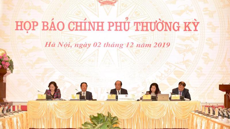 Phó thống đốc Nguyễn Thị Hồng (ngoài cùng bên trái) trong cuộc họp báo Chính phủ thường kỳ. 
