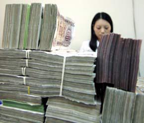Đến cuối năm 2006 số nợ tồn đọng phải xử lý vẫn còn hàng trăm tỷ đồng - Ảnh: Việt Tuấn.
