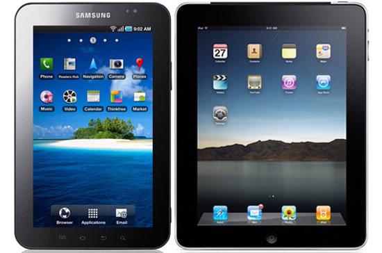 Mẫu máy tính bảng Samsung Galaxy Tab đứng bên iPad của Apple.