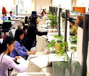 "Hợp tác chiến lược" với các tập đoàn kinh tế đang là hướng đa dạng hoá kinh doanh của các ngân hàng - Ảnh: Việt Tuấn.
