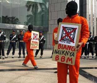 Người biểu tình mang biểu ngữ "WB là thủ phạm giá dầu tăng" bên ngoài Sở Giao dịch Chứng khoán Indonesia, ngày 19/6/2008, giữa lúc giá dầu thế giới đã vượt qua ngưỡng 100 USD/thùng - Ảnh: Reuters.