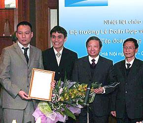 Bộ trưởng Bộ Thông tin và Truyền thông Lê Doãn Hợp trao giấy phép cung cấp dịch vụ viễn thông cho CMC Telecom, tháng 2/2008.