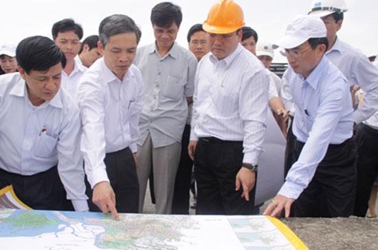 Phó thủ tướng Hoàng Trung Hải thị sát thực địa dự kiến xây dựng sân bay Tiên Lãng - Ảnh: Chinhphu.vn.