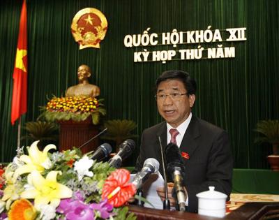 Chủ nhiệm Ủy ban Kinh tế Hà Văn Hiền trình bày báo cáo thẩm tra trước Quốc hội.