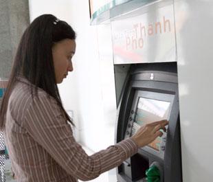 Giao dịch tại ATM của ABBank.