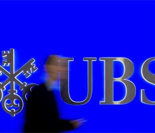 UBS buộc phải chấp nhận yêu cầu của Bộ Tư pháp Mỹ về việc công bố danh tính của nhiều khách hàng của ngân hàng này, nếu không, lãnh đạo của UBS sẽ đứng trước nguy cơ phải hầu tòa - Ảnh: Reuters.