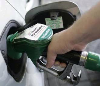Giá dầu giảm đã kéo giá xăng ở Mỹ xuống mạnh.