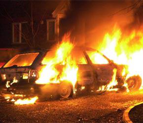 Đừng cố gắng dập tắt lửa vì chiếc xe của bạn có thể thay thế, nhưng mạng sống của bạn và những người quen thì không thể thay thế.