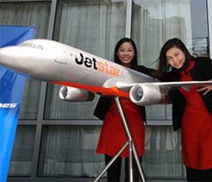Tiếp viên Jetstar Pacific bên mô hình máy bay của hãng.