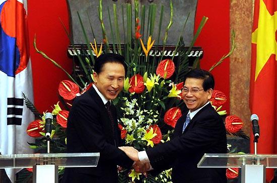 Chủ tịch nước Nguyễn Minh Triết và Tổng thống Lee Myung-bak tại cuộc hội đàm ngày 21/10 - Ảnh: Getty Images.