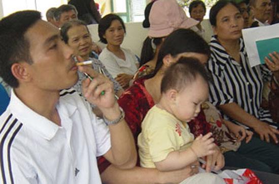 2/3 phụ nữ và 1/2 trẻ em Việt Nam bị ảnh hưởng thụ động của khói thuốc lá.