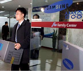 Cơ quan chức năng thu thập chứng cớ về quỹ đen tại Samsung.