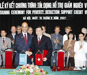 Lễ ký kết giữa đại diện của Ngân hàng Nhà nước và Ngân hàng Thế giới tại Việt Nam.