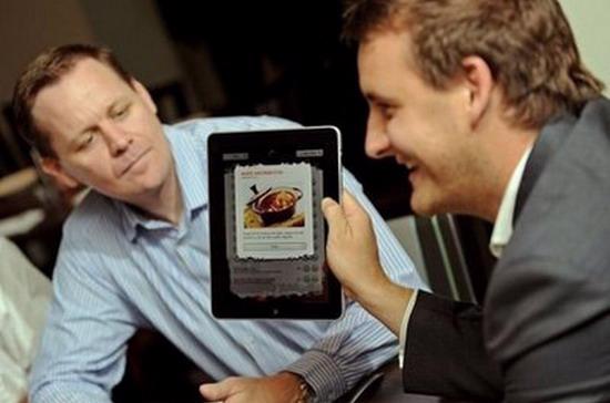 Thực khách David Wisemantel hào hứng với thực đơn iPad - Ảnh: AFP.