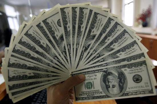 Giá USD bán ra do các ngân hàng thương mại niêm yết sáng nay đã đồng loạt ở mức 19.100 VND/USD - Ảnh: Reuters.