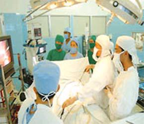 Một ca phẫu thuật ở Bệnh viện Bình Dân, bệnh viện đầu tiên được chọn thí điểm cổ phần hóa.