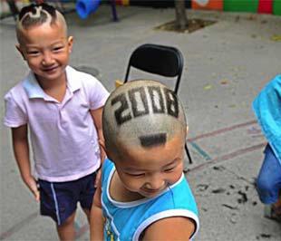 Các em bé ở Trung Quốc với kiểu đầu chào mừng Olympic.