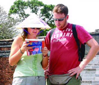 Du khách nước ngoài trong một tour khám phá đất nước và con người Việt Nam. Du lịch là một trong những lĩnh vực cấu thành thương hiệu quốc gia.