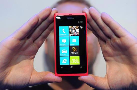 Nokia hy vọng với chiêu bài hạ bệ đối thủ thì các dòng Windows Phone của hãng sẽ được dư luận chú ý tới nhiều hơn.