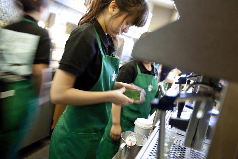Chính sách bảo hiểm này là nỗ lực của Starbucks trong việc xây dựng hình ảnh thân thiện tại Trung Quốc. Ảnh: Bloomberg.