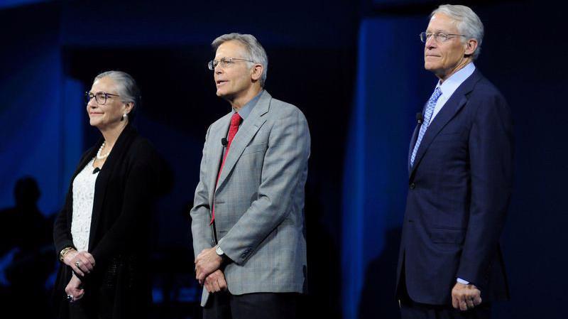 Từ trái qua phải: Alice Walton, Jim Walton, và Rob Walton - Ảnh: Bloomberg.