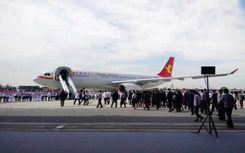 Máy bay A330 giao cho Tianjin Airlines tại Trung tâm của Airbus ở Thiên Tân - Ảnh: Bloomberg.<br>