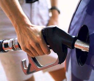 Giá xăng giảm do có thông tin rằng các nhà máy xăng dầu hoạt động hiệu quả hơn dự kiến.