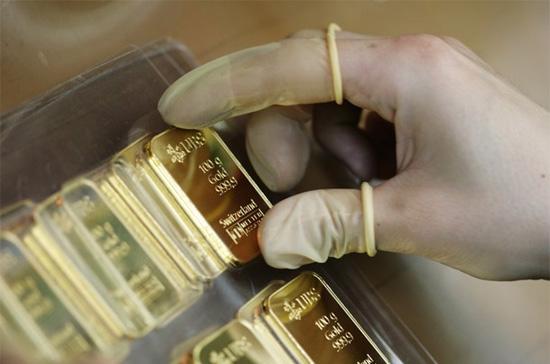 Nếu như đợt tăng khá mạnh sáng nay của giá vàng trong nước là nhờ phiên tăng đạt mức giá kỷ lục đêm trước của giá vàng quốc tế, thì đợt giảm giá chiều nay của vàng trong nước xuất phát chủ yếu từ sự xuống dốc của tỷ giá USD thị trường tự do - Ảnh: Getty.
