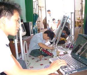 Nhóm Hutech 03, Đại học Kỹ thuật công nghệ (Tp.HCM), chuẩn bị cho cuộc thi tại “xưởng robocon” ở nhà một thành viên - Ảnh: TT.