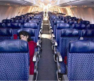 Dịch cúm làm cho các hãng hàng không giảm sút lượng khách.