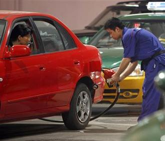 Đây là lần đầu tiên trong 8 tháng trở lại đây, Trung Quốc tiến hành tăng giá xăng dầu - Ảnh: Reuters.