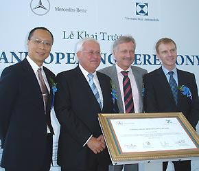 Đại diện Tập đoàn DaimlerChrysler, Mercedes-Benz Việt Nam và Tập đoàn Lei Shing Hong ký chứng nhận hợp tác - Ảnh: Đức Thọ.