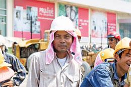 Theo Sở Lao động - Thương binh và Xã hội, Tp.HCM hiện có khoảng 16.800 lao động nước ngoài có phép và khoảng 2.700 lao động không phép. Trong ảnh là một thợ bậc cao người Thái trên công trường đại lộ Đông Tây - Ảnh: Lê Hồng Thái.