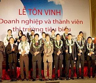 Trong 45 doanh nghiệp và thành viên tiêu biểu năm nay có 20 doanh nghiệp niêm yết, 15 công ty chứng khoán và 10 thành viên đấu thầu - Ảnh: TTXVN.