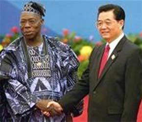 Chủ tịch Hồ Cẩm Đào (phải) và Tổng thống Nigeria Olusegun Obasanjo tại Diễn đàn Hợp tác Trung Quốc - châu Phi tổ chức tại Bắc Kinh.